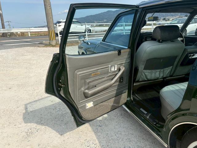 ��ȍ����h�A�����A�������r�j�[���J�o�[�c���Ă���܂��B�N�������̉���E�Ă���������܂����A�j��Ȃ��ǍD�ȏ�Ԃ�ۂ��Ă���܂��B�h�A�����v���_�����܂��B