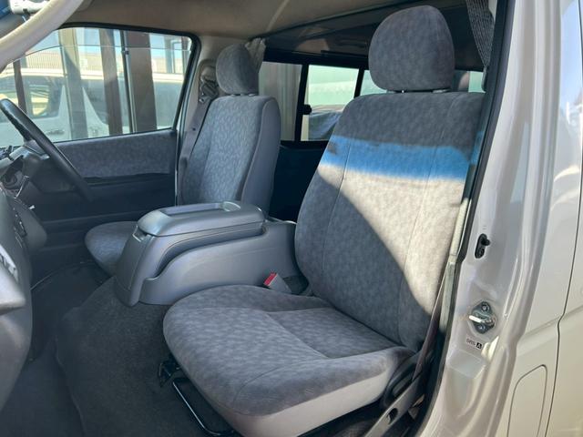 ハイエースバン ロングスーパーＧＬ　２．５Ｌディーゼルターボ　ＣＡＲＶＩＮベッドキット　ローダウン　社外フルエアロ　社外マフラー　ナビ　バックカメラ　ＥＴＣ　車検整備付き（16枚目）