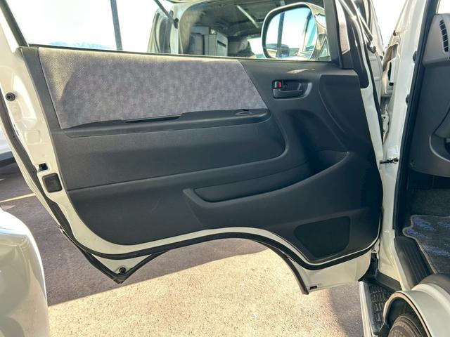ハイエースバン ロングスーパーＧＬ　２．５Ｌディーゼルターボ　ＣＡＲＶＩＮベッドキット　ローダウン　社外フルエアロ　社外マフラー　ナビ　バックカメラ　ＥＴＣ　車検整備付き（25枚目）