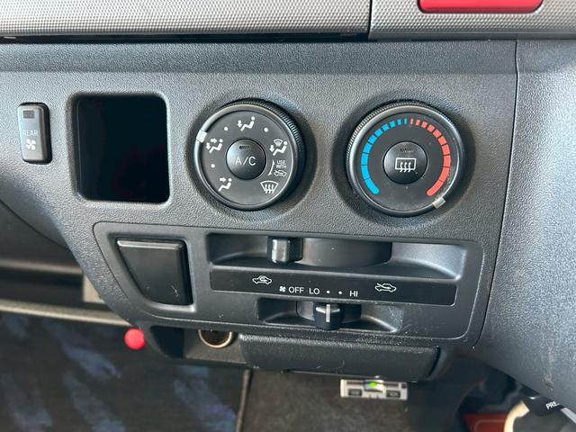 ハイエースバン ロングスーパーＧＬ　２．５Ｌディーゼルターボ　ＣＡＲＶＩＮベッドキット　ローダウン　社外フルエアロ　社外マフラー　ナビ　バックカメラ　ＥＴＣ　車検整備付き（32枚目）