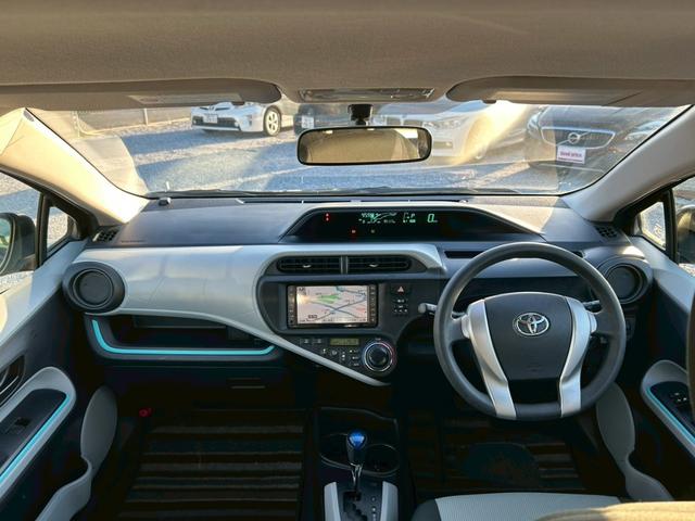 アクア Ｓ　車検整備付き　ナビ　バックカメラ　スマートキー２個　ＥＴＣ　純正１５インチアルミホイール　修復歴無し　タイミングチェーン駆動（2枚目）