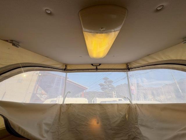 スクラムトラック 　バンショップミカミ　テントむし　Ｔ－ＰＯ　パートタイム４ＷＤ　５速ＭＴ　ワンオーナー車　ユーザー買取　４ナンバー軽自動車登録　ポップアップテント　サブバッテリー１００Ａｈ　デジタルインナーミラー（42枚目）