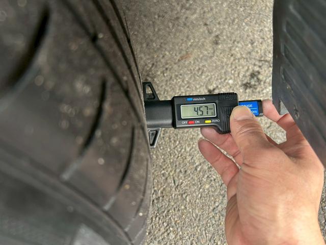 ハイエースバン ロングＤＸ　ワンオーナー　記録簿１１枚有り　ハイラックス用１７インチＡＷ　ローダウン　４型フェイス　ナビＴＶ　Ｂｌｕｅｔｏｏｔｈ　バックカメラ　ＥＴＣ　ＬＥＤヘッドライト　タイミングチェーン　４ナンバー貨物登録（12枚目）