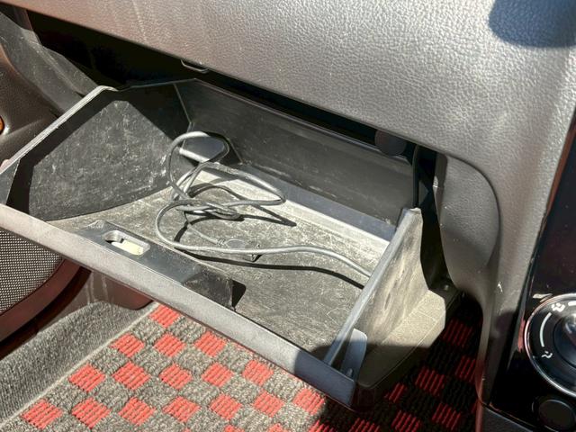 �O���[�u�{�b�N�X���ɂt�r�a����������܂��B�`�������������`�������E�f�����������b�������������ڑ��\�ł���