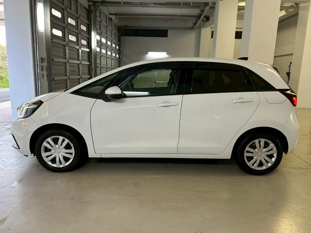 フィット ｅ：ＨＥＶベーシック　衝突軽減ブレーキ　車線逸脱警報　車速追従クルーズコントロール　ＬＥＤオートハイビーム　前後誤発進抑制　前後クリアランスソナー　純正ナビ　Ｂｌｕｅｔｏｏｔｈ　バックカメラ　スマートキー２個　ＥＴＣ（3枚目）