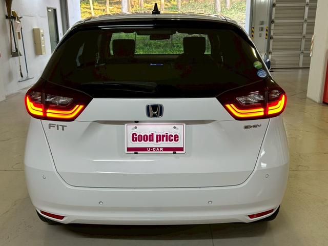 フィット ｅ：ＨＥＶベーシック　衝突軽減ブレーキ　車線逸脱警報　車速追従クルーズコントロール　ＬＥＤオートハイビーム　前後誤発進抑制　前後クリアランスソナー　純正ナビ　Ｂｌｕｅｔｏｏｔｈ　バックカメラ　スマートキー２個　ＥＴＣ（5枚目）