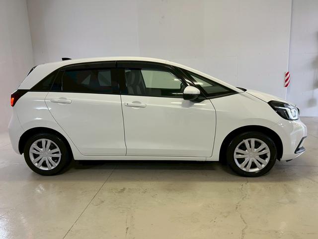 フィット ｅ：ＨＥＶベーシック　衝突軽減ブレーキ　車線逸脱警報　車速追従クルーズコントロール　ＬＥＤオートハイビーム　前後誤発進抑制　前後クリアランスソナー　純正ナビ　Ｂｌｕｅｔｏｏｔｈ　バックカメラ　スマートキー２個　ＥＴＣ（7枚目）