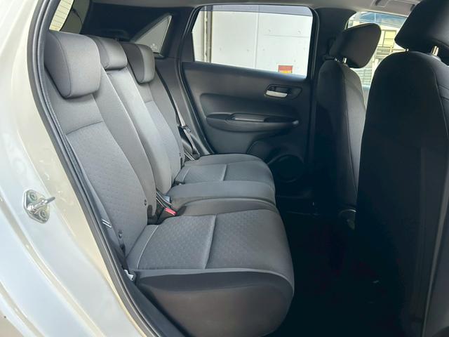 フィット ｅ：ＨＥＶベーシック　衝突軽減ブレーキ　車線逸脱警報　車速追従クルーズコントロール　ＬＥＤオートハイビーム　前後誤発進抑制　前後クリアランスソナー　純正ナビ　Ｂｌｕｅｔｏｏｔｈ　バックカメラ　スマートキー２個　ＥＴＣ（17枚目）