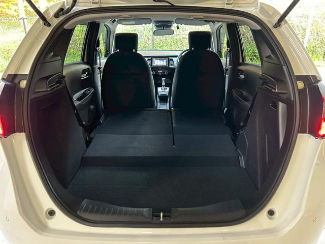 フィット ｅ：ＨＥＶベーシック　衝突軽減ブレーキ　車線逸脱警報　車速追従クルーズコントロール　ＬＥＤオートハイビーム　前後誤発進抑制　前後クリアランスソナー　純正ナビ　Ｂｌｕｅｔｏｏｔｈ　バックカメラ　スマートキー２個　ＥＴＣ（21枚目）