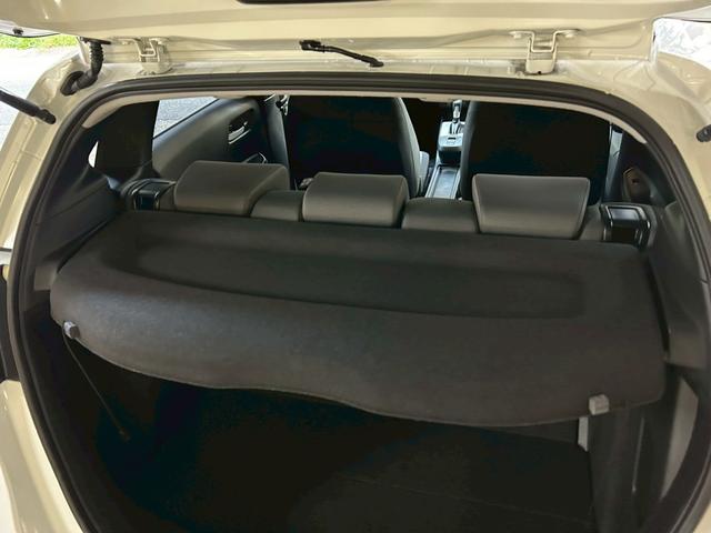 フィット ｅ：ＨＥＶベーシック　衝突軽減ブレーキ　車線逸脱警報　車速追従クルーズコントロール　ＬＥＤオートハイビーム　前後誤発進抑制　前後クリアランスソナー　純正ナビ　Ｂｌｕｅｔｏｏｔｈ　バックカメラ　スマートキー２個　ＥＴＣ（23枚目）