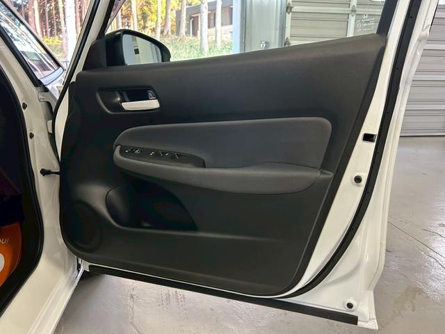 フィット ｅ：ＨＥＶベーシック　衝突軽減ブレーキ　車線逸脱警報　車速追従クルーズコントロール　ＬＥＤオートハイビーム　前後誤発進抑制　前後クリアランスソナー　純正ナビ　Ｂｌｕｅｔｏｏｔｈ　バックカメラ　スマートキー２個　ＥＴＣ（25枚目）