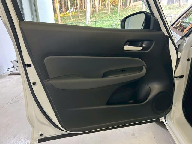 フィット ｅ：ＨＥＶベーシック　衝突軽減ブレーキ　車線逸脱警報　車速追従クルーズコントロール　ＬＥＤオートハイビーム　前後誤発進抑制　前後クリアランスソナー　純正ナビ　Ｂｌｕｅｔｏｏｔｈ　バックカメラ　スマートキー２個　ＥＴＣ（26枚目）