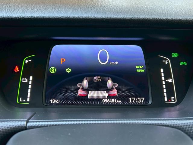 フィット ｅ：ＨＥＶベーシック　衝突軽減ブレーキ　車線逸脱警報　車速追従クルーズコントロール　ＬＥＤオートハイビーム　前後誤発進抑制　前後クリアランスソナー　純正ナビ　Ｂｌｕｅｔｏｏｔｈ　バックカメラ　スマートキー２個　ＥＴＣ（29枚目）