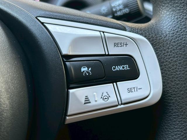 フィット ｅ：ＨＥＶベーシック　衝突軽減ブレーキ　車線逸脱警報　車速追従クルーズコントロール　ＬＥＤオートハイビーム　前後誤発進抑制　前後クリアランスソナー　純正ナビ　Ｂｌｕｅｔｏｏｔｈ　バックカメラ　スマートキー２個　ＥＴＣ（34枚目）