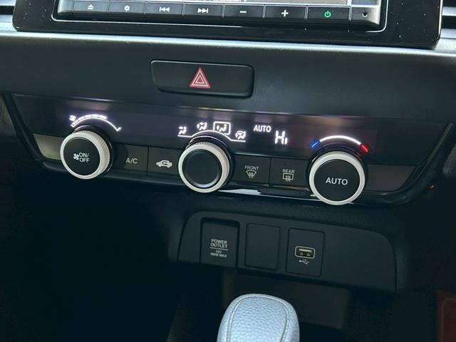 フィット ｅ：ＨＥＶベーシック　衝突軽減ブレーキ　車線逸脱警報　車速追従クルーズコントロール　ＬＥＤオートハイビーム　前後誤発進抑制　前後クリアランスソナー　純正ナビ　Ｂｌｕｅｔｏｏｔｈ　バックカメラ　スマートキー２個　ＥＴＣ（40枚目）