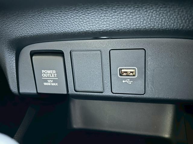 フィット ｅ：ＨＥＶベーシック　衝突軽減ブレーキ　車線逸脱警報　車速追従クルーズコントロール　ＬＥＤオートハイビーム　前後誤発進抑制　前後クリアランスソナー　純正ナビ　Ｂｌｕｅｔｏｏｔｈ　バックカメラ　スマートキー２個　ＥＴＣ（41枚目）