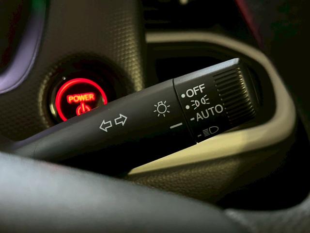 フィット ｅ：ＨＥＶベーシック　衝突軽減ブレーキ　車線逸脱警報　車速追従クルーズコントロール　ＬＥＤオートハイビーム　前後誤発進抑制　前後クリアランスソナー　純正ナビ　Ｂｌｕｅｔｏｏｔｈ　バックカメラ　スマートキー２個　ＥＴＣ（42枚目）