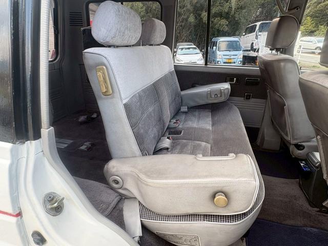 �Z�J���h�V�[�g�E���A�A�[�����X�g�t���ł��B