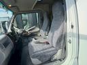 助手席シート、年数相応の汚れは御座いますが、破れ・へたり等無く良好な状態を保っております。