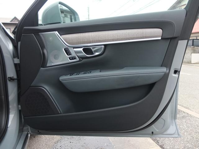 Ｖ９０ アルティメット　Ｂ５　禁煙車　大型サンルーフ　Ｂｏｗｅｒｓ　＆　ＷｉｌｋｉｎｓサウンドシステムＡｐｐｌｅ　ＣａｒＰｌａｙ　スマホ置くだけ充電機能　全周囲カメラ＆フロント＆サイド＆バックカメラ　ドライブレコーダー前後カメラ（35枚目）
