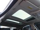 開放感溢れるサンルーフを装備しております。（シェードオープン時）