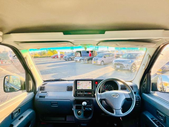 ハイゼットカーゴ クルーズ　走行２２９７２キロ・４ＷＤ・５速ミッション・ハイルーフ・社外ナビ・ＴＶ・バックカメラ・（17枚目）