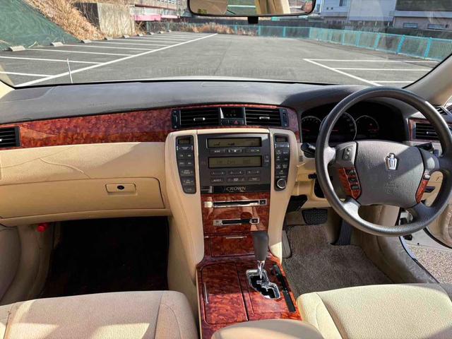 クラウン ロイヤルエクストラ　ＥＴＣ　オートクルーズコントロール　アルミホイール　ＨＩＤ　ＡＴ　キーレスエントリー　盗難防止システム　ＣＤ　ＭＤ　衝突安全ボディ　ＡＢＳ　ＥＳＣ　エアコン　パワーステアリング　パワーウィンドウ（2枚目）