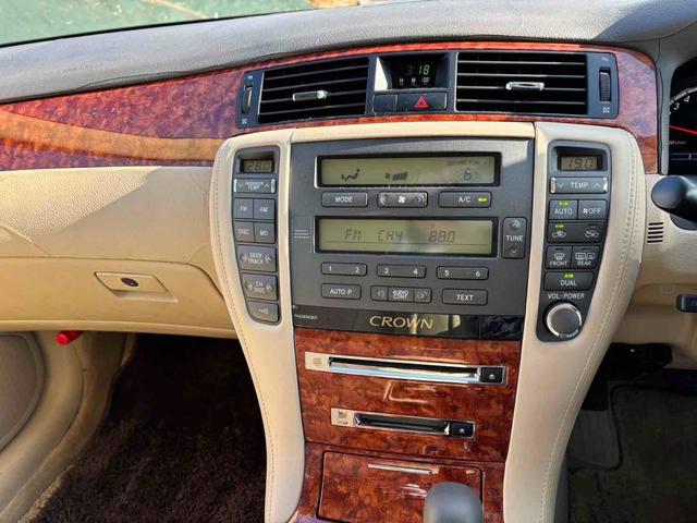 クラウン ロイヤルエクストラ　ＥＴＣ　オートクルーズコントロール　アルミホイール　ＨＩＤ　ＡＴ　キーレスエントリー　盗難防止システム　ＣＤ　ＭＤ　衝突安全ボディ　ＡＢＳ　ＥＳＣ　エアコン　パワーステアリング　パワーウィンドウ（3枚目）
