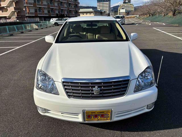 クラウン ロイヤルエクストラ　ＥＴＣ　オートクルーズコントロール　アルミホイール　ＨＩＤ　ＡＴ　キーレスエントリー　盗難防止システム　ＣＤ　ＭＤ　衝突安全ボディ　ＡＢＳ　ＥＳＣ　エアコン　パワーステアリング　パワーウィンドウ（11枚目）