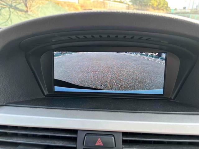 �֗��ȃo�b�N�r���[�J�����𑕔����A�X�e�A�����O�Ǌp�ɍ��킹���K�C�h���C���\���������Ȃ��܂��B���Ԃ����ȕ��ł����S���Ă��������鑕���ł��B