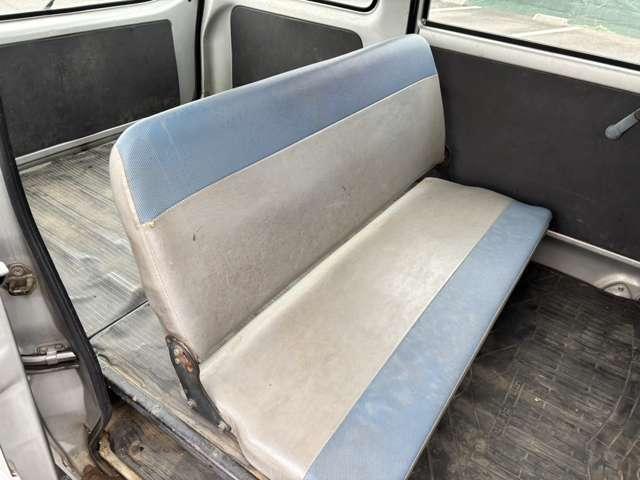 サンバーバン ＶＣ　４ＷＤ　ラジオ　エアコン　パワステ　運転席エアバッグ　両側スライドドア（12枚目）