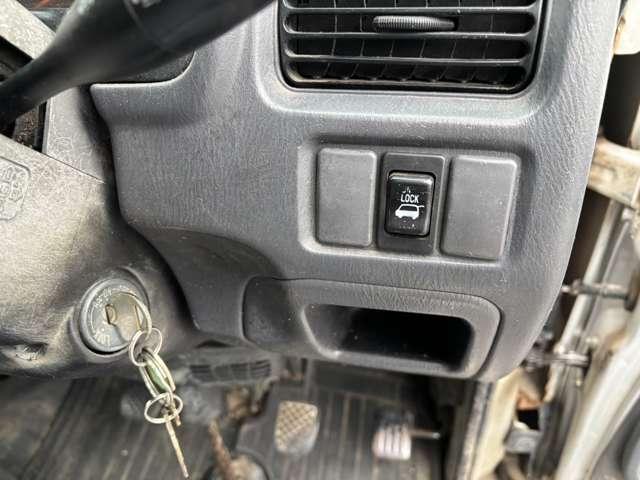 サンバーバン ＶＣ　４ＷＤ　ラジオ　エアコン　パワステ　運転席エアバッグ　両側スライドドア（19枚目）