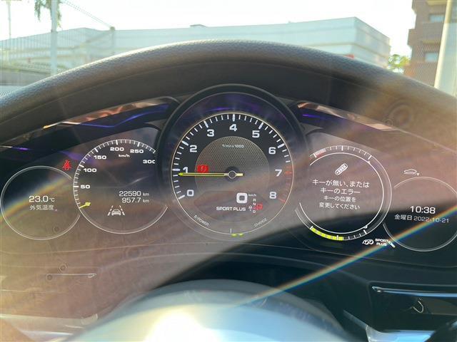 パナメーラ ４　Ｅ－ハイブリッド　２１アルミホイール　ワンオーナー　ドライブレコーダー　パワーシート　純正ナビ　バックカメラ　クリアランスソナー　レーンキープアシスト　クルーズコントロール　横滑り防止　アイドリングストップ　エアサス（11枚目）