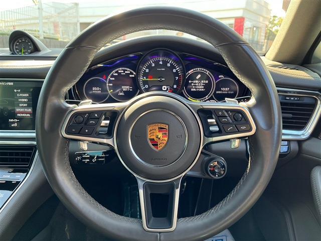 パナメーラ ４　Ｅ－ハイブリッド　２１アルミホイール　ワンオーナー　ドライブレコーダー　パワーシート　純正ナビ　バックカメラ　クリアランスソナー　レーンキープアシスト　クルーズコントロール　横滑り防止　アイドリングストップ　エアサス（12枚目）
