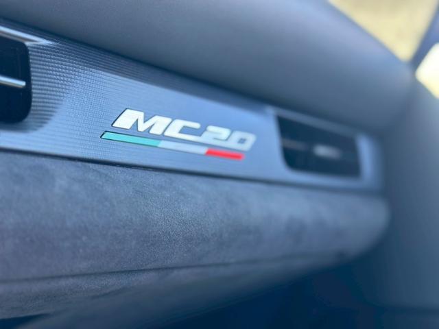 ＭＣ２０ ベースグレード　エクステリアカーボンファイバーＰＫＧマッドフィニッシュエキゾーストカーボンＦＲスプリッターＲＲデュヒューザーカーボンファイバードアシルカーボンインテリアルーフエンジンカバーリアスポイラーリフターＬＳＤ（25枚目）