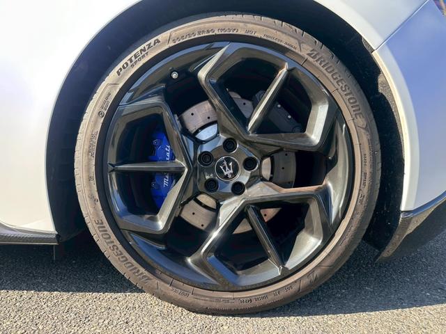 ＭＣ２０ ベースグレード　エクステリアカーボンファイバーＰＫＧマッドフィニッシュエキゾーストカーボンＦＲスプリッターＲＲデュヒューザーカーボンファイバードアシルカーボンインテリアルーフエンジンカバーリアスポイラーリフターＬＳＤ（58枚目）