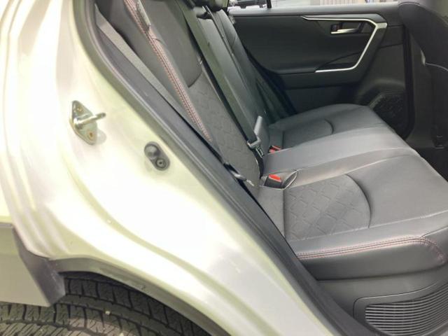 ＲＡＶ４ ４ＷＤハイブリッドアドベンチャーオフロードパッケ２　ディスプレイオーディオ＋ナビ１０．５インチ／デジタルインナーミラー／トヨタセーフティセンス／シートヒーター　前席／車線逸脱防止支援システム／シート　合皮／電動バックドア　衝突被害軽減システム　４ＷＤ（5枚目）