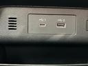 USB充電ポートが2口装備されています。様々なデバイスを充電できるので、長距離ドライブでもバッテリー切れの心配がありません。利便性を高める装備です。