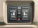 ドアロックの開閉をまとめて操作できるスイッチです。運転席・助手席それぞれのドアを個別にも操作可能です。安全な運転をサポートします。