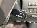 クルーズコントロールスイッチで、高速道路での運転がより楽になります。設定した速度を維持するので、運転中の疲労を軽減できますよ。長距離移動の強い味方です。