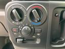 温度や風量を調整できるエアコンコントロールパネル。快適な車内空間を保ち、快適なドライブをサポートします。直感的な操作で、簡単に温度調節が可能です。