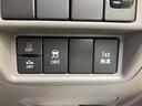 車内空間を快適に保つためのスイッチ類がまとまっています。必要な時にすぐ操作できるので、運転に集中できます。機能性を重視した設計です。