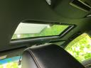 開放感あふれるサンルーフで、明るい車内空間を実現。心地よい風を感じながら、爽やかなドライブを楽しめます。