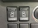 ドアロック/アンロックスイッチです。運転席から簡単にドアの施錠・解錠ができます。セキュリティ性能も高め、安心してお使いいただけます。安全運転をサポートします。