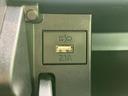 USBポートを装備。スマートフォンやタブレットの充電に便利。車内でのデジタルライフを快適にサポートします。