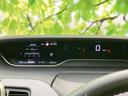 必要な情報を一目で確認できるシンプルなデザイン。視認性の高い表示で、安全運転をサポートします。機能的でスタイリッシュな印象を与えます。