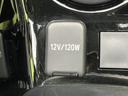 スマートフォンやタブレットを充電する際に便利な、12V/120Wの電源ソケットが装備されています。車内でのデジタルライフを快適にサポートします。