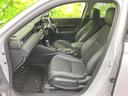 運転席周りは機能的で使いやすく、操作しやすい設計です。視界も良好で、安全運転をサポートします。快適な空間で、ストレスフリーなドライブを楽しめます。