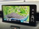 後方確認をサポートするカメラ表示。駐車時や狭い場所での取り回しが格段に楽になります。安全運転をサポートする頼もしい機能です。