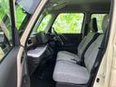 前席まわりは見通しがよく、運転席から前方や周囲を確認しやすいレイアウトです。シートは落ち着いた色合いで、助手席との距離感にもゆとりがあり、乗員が過ごしやすい空間です。
